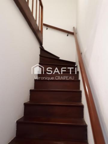 Maison de ville sur 2 niveaux avec 3 chambres, 1 cellier, garage et cour.