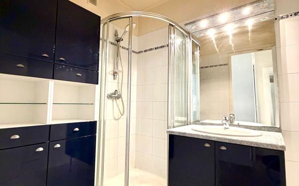 Appartement à vendre    3 pièces • 68,82 m2 Paris 12