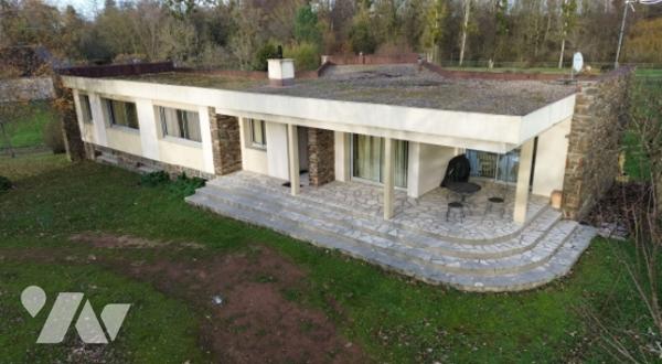 Maison d'architecte sur terrain d'environ 1 hectare