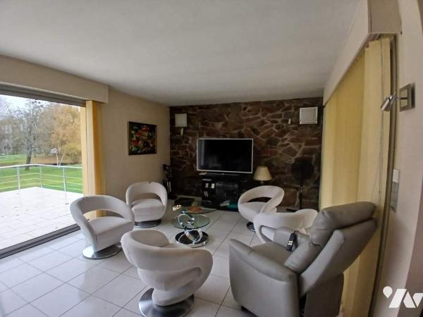 Maison d'architecte sur terrain d'environ 1 hectare