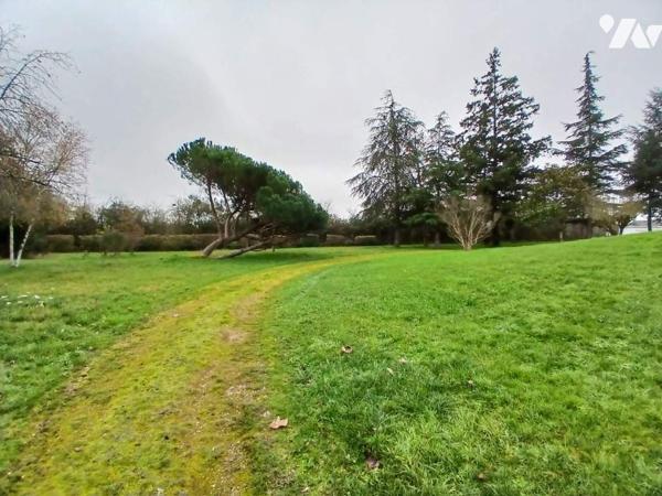 Maison d'architecte sur terrain d'environ 1 hectare