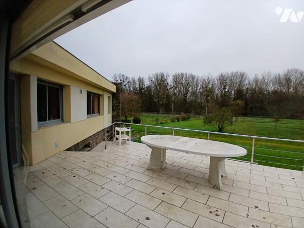 Maison d'architecte sur terrain d'environ 1 hectare