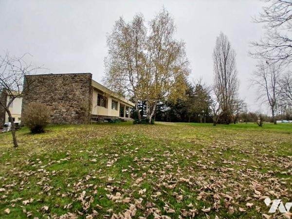 Maison d'architecte sur terrain d'environ 1 hectare