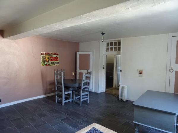 Dans rue calme au coeur de ville de Chagny