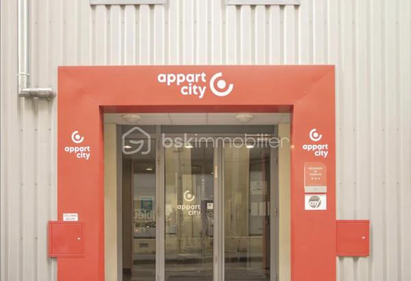 La résidence Appart City Valence est dans un quartier calme et à la fois proche des bars, restaurants et principaux monuments de la ville. Elle est situé juste à côté de la gare SNCF et à 20 minutes en voiture de la gare TGV.

Sous contrat de bail commerciale avec la société APPART CITY. Ce bien de plus de 17m2 garantira à son propriétaire un loyer de 3.447€ HT par an, soit une rentabilité brute garantie de 7,5%. Vous souhaitez vous construire un patrimoine sécurisé et/ou créer un complément de revenu retraite garanti, alors ce bien est parfait pour vous. Statut LMNP avec amortissement possible. Photos d'un bien type. A NE PAS LAISSER PASSER !!!

Taxe foncière : 335€
Charges de copropriété par an : 380€