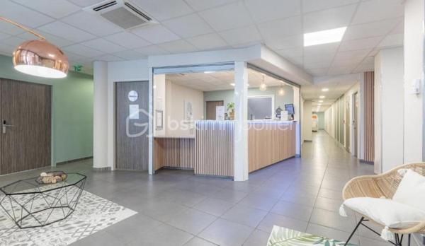 La résidence Appart City Valence est dans un quartier calme et à la fois proche des bars, restaurants et principaux monuments de la ville. Elle est situé juste à côté de la gare SNCF et à 20 minutes en voiture de la gare TGV.

Sous contrat de bail commerciale avec la société APPART CITY. Ce bien de plus de 17m2 garantira à son propriétaire un loyer de 3.447€ HT par an, soit une rentabilité brute garantie de 7,5%. Vous souhaitez vous construire un patrimoine sécurisé et/ou créer un complément de revenu retraite garanti, alors ce bien est parfait pour vous. Statut LMNP avec amortissement possible. Photos d'un bien type. A NE PAS LAISSER PASSER !!!

Taxe foncière : 335€
Charges de copropriété par an : 380€