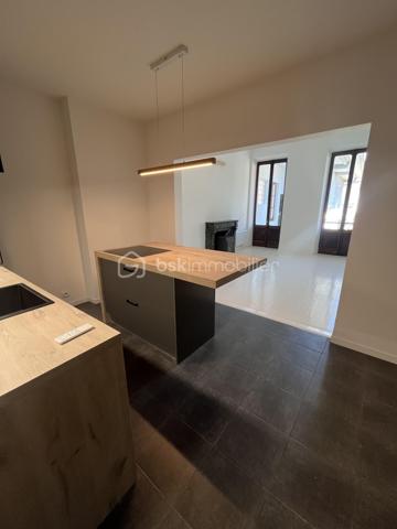Appartement de 80 m² utiles dont 54 m² en loi carrez.
Il se compose d'une cuisine américaine aménagée avec îlot ouverte sur salon/séjour, d'une chambre avec mezzanine, d'une salle d'eau avec WC.
Un bacon/terrasse avec une petite pièce qui peut faire office de bureau ou de chambre d'ami agrémente cet appartement.
Très lumineux, au calme et sans vis à vis.
cheminée et poile à bois.
Charge 45€ (comprend eau froide , électricité et ménage des communs).