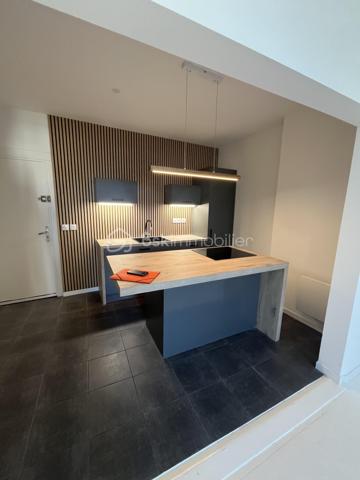 Appartement de 80 m² utiles dont 54 m² en loi carrez.
Il se compose d'une cuisine américaine aménagée avec îlot ouverte sur salon/séjour, d'une chambre avec mezzanine, d'une salle d'eau avec WC.
Un bacon/terrasse avec une petite pièce qui peut faire office de bureau ou de chambre d'ami agrémente cet appartement.
Très lumineux, au calme et sans vis à vis.
cheminée et poile à bois.
Charge 45€ (comprend eau froide , électricité et ménage des communs).
