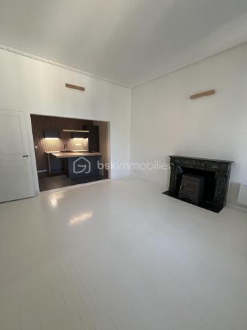 Appartement de 80 m² utiles dont 54 m² en loi carrez.
Il se compose d'une cuisine américaine aménagée avec îlot ouverte sur salon/séjour, d'une chambre avec mezzanine, d'une salle d'eau avec WC.
Un bacon/terrasse avec une petite pièce qui peut faire office de bureau ou de chambre d'ami agrémente cet appartement.
Très lumineux, au calme et sans vis à vis.
cheminée et poile à bois.
Charge 45€ (comprend eau froide , électricité et ménage des communs).