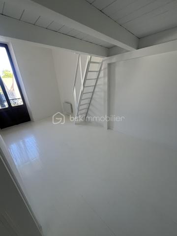 Appartement de 80 m² utiles dont 54 m² en loi carrez.
Il se compose d'une cuisine américaine aménagée avec îlot ouverte sur salon/séjour, d'une chambre avec mezzanine, d'une salle d'eau avec WC.
Un bacon/terrasse avec une petite pièce qui peut faire office de bureau ou de chambre d'ami agrémente cet appartement.
Très lumineux, au calme et sans vis à vis.
cheminée et poile à bois.
Charge 45€ (comprend eau froide , électricité et ménage des communs).