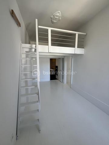 Appartement de 80 m² utiles dont 54 m² en loi carrez.
Il se compose d'une cuisine américaine aménagée avec îlot ouverte sur salon/séjour, d'une chambre avec mezzanine, d'une salle d'eau avec WC.
Un bacon/terrasse avec une petite pièce qui peut faire office de bureau ou de chambre d'ami agrémente cet appartement.
Très lumineux, au calme et sans vis à vis.
cheminée et poile à bois.
Charge 45€ (comprend eau froide , électricité et ménage des communs).