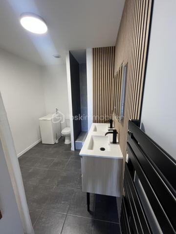 Appartement de 80 m² utiles dont 54 m² en loi carrez.
Il se compose d'une cuisine américaine aménagée avec îlot ouverte sur salon/séjour, d'une chambre avec mezzanine, d'une salle d'eau avec WC.
Un bacon/terrasse avec une petite pièce qui peut faire office de bureau ou de chambre d'ami agrémente cet appartement.
Très lumineux, au calme et sans vis à vis.
cheminée et poile à bois.
Charge 45€ (comprend eau froide , électricité et ménage des communs).