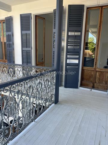 Appartement de 80 m² utiles dont 54 m² en loi carrez.
Il se compose d'une cuisine américaine aménagée avec îlot ouverte sur salon/séjour, d'une chambre avec mezzanine, d'une salle d'eau avec WC.
Un bacon/terrasse avec une petite pièce qui peut faire office de bureau ou de chambre d'ami agrémente cet appartement.
Très lumineux, au calme et sans vis à vis.
cheminée et poile à bois.
Charge 45€ (comprend eau froide , électricité et ménage des communs).