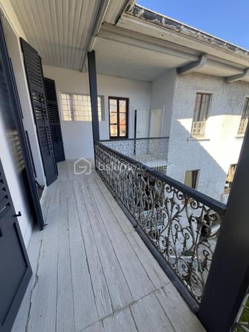 Appartement de 80 m² utiles dont 54 m² en loi carrez.
Il se compose d'une cuisine américaine aménagée avec îlot ouverte sur salon/séjour, d'une chambre avec mezzanine, d'une salle d'eau avec WC.
Un bacon/terrasse avec une petite pièce qui peut faire office de bureau ou de chambre d'ami agrémente cet appartement.
Très lumineux, au calme et sans vis à vis.
cheminée et poile à bois.
Charge 45€ (comprend eau froide , électricité et ménage des communs).