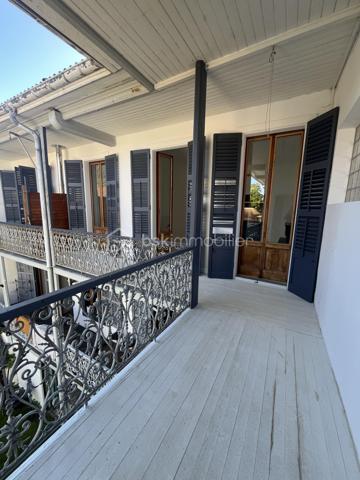 Appartement de 80 m² utiles dont 54 m² en loi carrez.
Il se compose d'une cuisine américaine aménagée avec îlot ouverte sur salon/séjour, d'une chambre avec mezzanine, d'une salle d'eau avec WC.
Un bacon/terrasse avec une petite pièce qui peut faire office de bureau ou de chambre d'ami agrémente cet appartement.
Très lumineux, au calme et sans vis à vis.
cheminée et poile à bois.
Charge 45€ (comprend eau froide , électricité et ménage des communs).