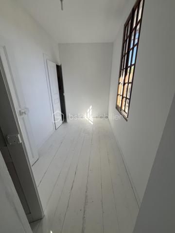 Appartement de 80 m² utiles dont 54 m² en loi carrez.
Il se compose d'une cuisine américaine aménagée avec îlot ouverte sur salon/séjour, d'une chambre avec mezzanine, d'une salle d'eau avec WC.
Un bacon/terrasse avec une petite pièce qui peut faire office de bureau ou de chambre d'ami agrémente cet appartement.
Très lumineux, au calme et sans vis à vis.
cheminée et poile à bois.
Charge 45€ (comprend eau froide , électricité et ménage des communs).
