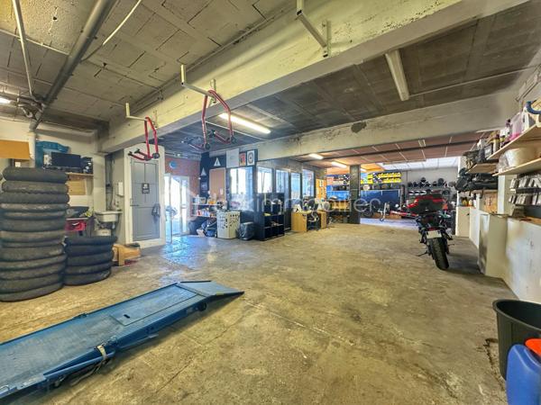 Local d activites de 145 m²