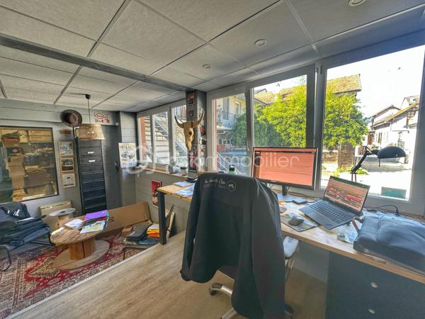 Local d activites de 145 m²