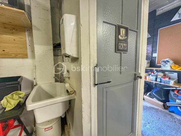 Secteur Jacotot – Quartier calme & accessible – Idéal artisan / stockage / agence

🔹 DESCRIPTION DU BIEN
À deux pas du centre d’Aix-les-Bains, dans une copropriété sécurisée et bien entretenue, ce local professionnel en rez-de-chaussée de 145 m² se compose de :
Un atelier-entrepôt principal, accessible par une porte sectionnelle motorisée (3,37 m de large × 2,75 m de haut),
Un bureau chauffé d’environ 13 m², lumineux grâce à plusieurs ouvertures,
Un sanitaire avec WC et lavabo (eau chaude),
Double vitrage sur l’ensemble du local,
Une hauteur sous plafond d’environ 3 mètres.
Local équipé du courant monophasé, et triphasé.
Le tout est sécurisé avec une alarme et est complété par 1 place de stationnement privatif dans la cour de la copropriété + stationnement gratuit dans la rue.

🔹 USAGES POSSIBLES
Activité artisanale, stockage, logistique légère
Showroom professionnel, local pour activité
Affectation actuelle : entrepôt + bureaux 

🔹 INFORMATIONS COMPLÉMENTAIRES
Superficie Carrez : 145 m² (selon mesurage technique)
Local non chauffé sauf bureau
Exposition Nord
Accès utilitaire (pas poids lourd)
Charges annuelles de copropriété : < 900 €
Copropriété de 13 lots principaux, sans procédure en cours connue

📌 Possibilité d’optimiser l’usage ou d’investir pour mise en location (rendement brut estimé : ~7 % selon loyer marché)