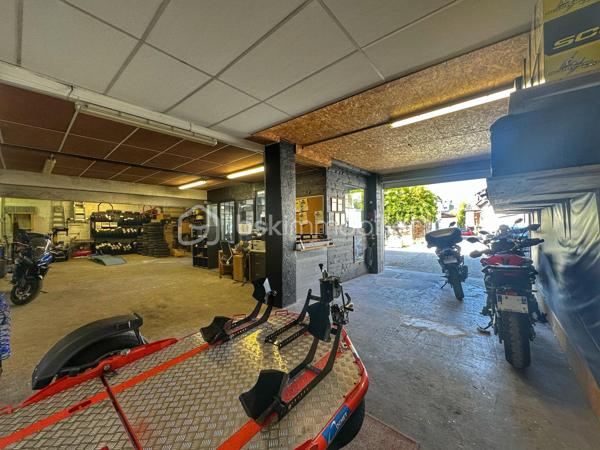 Local d activites de 145 m²