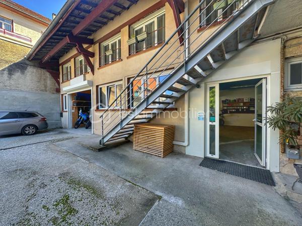 Local d activites de 145 m²