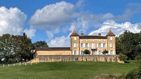Manoir du XVIIIe siècle, niché au cœur du Lot-et-Garonne.