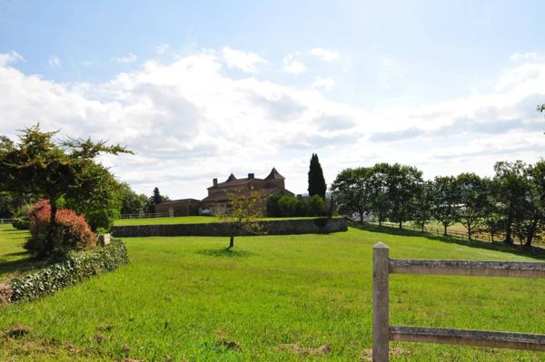 Manoir du XVIIIe siècle, niché au cœur du Lot-et-Garonne.