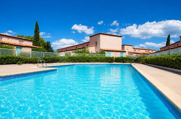 belle petite maisonnette dans résidence avec piscine