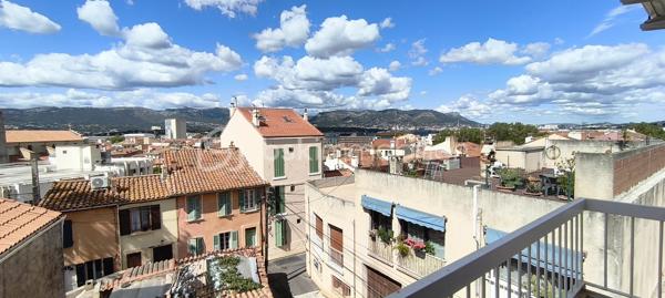 Sur les hauteurs à proximité immédiate du centre-ville de La Seyne-sur-Mer, découvrez ce bel appartement T4 de 80 m² situé au 2ᵉ et dernier étage d’une petite résidence.

L’appartement se compose d’un séjour lumineux ouvrant sur une grande terrasse, idéale pour profiter des beaux jours, de trois chambres, d’une cuisine fonctionnelle ainsi que d’une salle de bains.

Vous apprécierez son emplacement pratique, proche des commerces, des écoles et des transports, tout en bénéficiant d’un environnement agréable.

Bien actuellement loué jusqu’en juin 2027, offrant une opportunité d’investissement avec revenus locatifs en place.