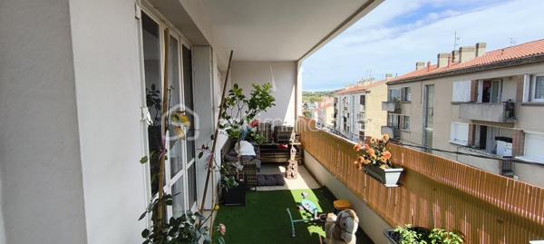 Sur les hauteurs à proximité immédiate du centre-ville de La Seyne-sur-Mer, découvrez ce bel appartement T4 de 80 m² situé au 2ᵉ et dernier étage d’une petite résidence.

L’appartement se compose d’un séjour lumineux ouvrant sur une grande terrasse, idéale pour profiter des beaux jours, de trois chambres, d’une cuisine fonctionnelle ainsi que d’une salle de bains.

Vous apprécierez son emplacement pratique, proche des commerces, des écoles et des transports, tout en bénéficiant d’un environnement agréable.

Bien actuellement loué jusqu’en juin 2027, offrant une opportunité d’investissement avec revenus locatifs en place.
