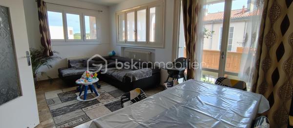 Sur les hauteurs à proximité immédiate du centre-ville de La Seyne-sur-Mer, découvrez ce bel appartement T4 de 80 m² situé au 2ᵉ et dernier étage d’une petite résidence.

L’appartement se compose d’un séjour lumineux ouvrant sur une grande terrasse, idéale pour profiter des beaux jours, de trois chambres, d’une cuisine fonctionnelle ainsi que d’une salle de bains.

Vous apprécierez son emplacement pratique, proche des commerces, des écoles et des transports, tout en bénéficiant d’un environnement agréable.

Bien actuellement loué jusqu’en juin 2027, offrant une opportunité d’investissement avec revenus locatifs en place.