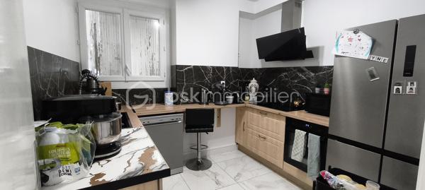Sur les hauteurs à proximité immédiate du centre-ville de La Seyne-sur-Mer, découvrez ce bel appartement T4 de 80 m² situé au 2ᵉ et dernier étage d’une petite résidence.

L’appartement se compose d’un séjour lumineux ouvrant sur une grande terrasse, idéale pour profiter des beaux jours, de trois chambres, d’une cuisine fonctionnelle ainsi que d’une salle de bains.

Vous apprécierez son emplacement pratique, proche des commerces, des écoles et des transports, tout en bénéficiant d’un environnement agréable.

Bien actuellement loué jusqu’en juin 2027, offrant une opportunité d’investissement avec revenus locatifs en place.