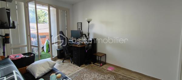Sur les hauteurs à proximité immédiate du centre-ville de La Seyne-sur-Mer, découvrez ce bel appartement T4 de 80 m² situé au 2ᵉ et dernier étage d’une petite résidence.

L’appartement se compose d’un séjour lumineux ouvrant sur une grande terrasse, idéale pour profiter des beaux jours, de trois chambres, d’une cuisine fonctionnelle ainsi que d’une salle de bains.

Vous apprécierez son emplacement pratique, proche des commerces, des écoles et des transports, tout en bénéficiant d’un environnement agréable.

Bien actuellement loué jusqu’en juin 2027, offrant une opportunité d’investissement avec revenus locatifs en place.