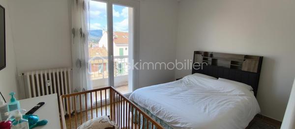 Sur les hauteurs à proximité immédiate du centre-ville de La Seyne-sur-Mer, découvrez ce bel appartement T4 de 80 m² situé au 2ᵉ et dernier étage d’une petite résidence.

L’appartement se compose d’un séjour lumineux ouvrant sur une grande terrasse, idéale pour profiter des beaux jours, de trois chambres, d’une cuisine fonctionnelle ainsi que d’une salle de bains.

Vous apprécierez son emplacement pratique, proche des commerces, des écoles et des transports, tout en bénéficiant d’un environnement agréable.

Bien actuellement loué jusqu’en juin 2027, offrant une opportunité d’investissement avec revenus locatifs en place.