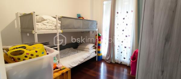 Sur les hauteurs à proximité immédiate du centre-ville de La Seyne-sur-Mer, découvrez ce bel appartement T4 de 80 m² situé au 2ᵉ et dernier étage d’une petite résidence.

L’appartement se compose d’un séjour lumineux ouvrant sur une grande terrasse, idéale pour profiter des beaux jours, de trois chambres, d’une cuisine fonctionnelle ainsi que d’une salle de bains.

Vous apprécierez son emplacement pratique, proche des commerces, des écoles et des transports, tout en bénéficiant d’un environnement agréable.

Bien actuellement loué jusqu’en juin 2027, offrant une opportunité d’investissement avec revenus locatifs en place.