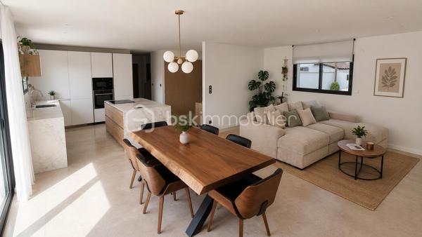 Dans un environnement résidentiel calme et recherché, découvrez cette villa contemporaine de 2023, offrant environ 180 m² habitables et se distinguant par la qualité de sa construction, le choix de ses matériaux et le soin apporté à chaque finition.

Dès l'entrée, la vaste pièce de vie baignée de lumière s'ouvre sur les terrasses et la piscine grâce à de grandes baies vitrées à galandage. La cuisine ouverte avec îlot central s'intègre parfaitement à cet espace convivial.

Le rez-de-chaussée accueille également une suite avec salle d'eau, WC et accès indépendant, idéale pour recevoir, exercer une profession libérale ou créer un espace autonome. Un WC indépendant, un cellier, une buanderie indépendante et un grand garage complètent ce niveau.

À l'étage, un vaste espace bureau lumineux, facilement transformable en chambre supplémentaire, dessert une suite parentale avec dressing, salle d'eau, WC et terrasse privative offrant un agréable aperçu mer. Deux belles chambres, une spacieuse salle de bains avec douche, baignoire et fenêtre, ainsi qu'un second WC indépendant complètent l'ensemble.

À l'extérieur, les terrasses, la piscine carrelée, les stationnements privatifs et le jardin offrent un cadre de vie agréable, pensé pour profiter pleinement des beaux jours.

Chaque espace a été pensé avec exigence, en privilégiant des matériaux de qualité et des équipements actuels : climatisation réversible, menuiseries aluminium, baies vitrées à galandage, carrelage grand format intérieur et extérieur, vide sanitaire, borne de recharge pour véhicule électrique et matériaux soigneusement sélectionnés.

Les aménagements extérieurs sont actuellement en cours de finalisation. Certaines photographies présentent des projections d'aménagement réalisées au plus près du projet prévu afin de permettre de se projeter dans le rendu final. Ces visuels sont présentés à titre indicatif et ne sont pas contractuels.

Pensée pour une vie de famille confortable, cette villa séduira également les acquéreurs recherchant un bien récent, sans travaux, aux prestations actuelles.