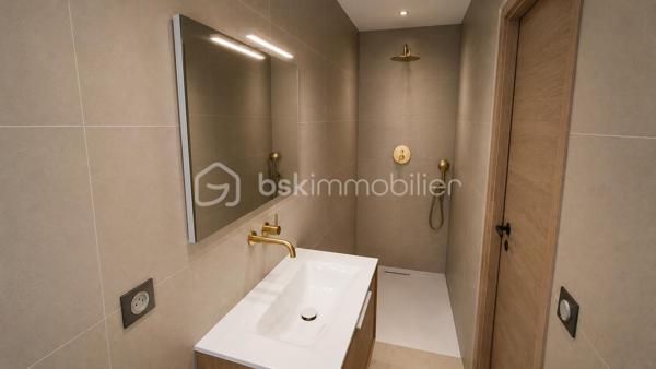 Dans un environnement résidentiel calme et recherché, découvrez cette villa contemporaine de 2023, offrant environ 180 m² habitables et se distinguant par la qualité de sa construction, le choix de ses matériaux et le soin apporté à chaque finition.

Dès l'entrée, la vaste pièce de vie baignée de lumière s'ouvre sur les terrasses et la piscine grâce à de grandes baies vitrées à galandage. La cuisine ouverte avec îlot central s'intègre parfaitement à cet espace convivial.

Le rez-de-chaussée accueille également une suite avec salle d'eau, WC et accès indépendant, idéale pour recevoir, exercer une profession libérale ou créer un espace autonome. Un WC indépendant, un cellier, une buanderie indépendante et un grand garage complètent ce niveau.

À l'étage, un vaste espace bureau lumineux, facilement transformable en chambre supplémentaire, dessert une suite parentale avec dressing, salle d'eau, WC et terrasse privative offrant un agréable aperçu mer. Deux belles chambres, une spacieuse salle de bains avec douche, baignoire et fenêtre, ainsi qu'un second WC indépendant complètent l'ensemble.

À l'extérieur, les terrasses, la piscine carrelée, les stationnements privatifs et le jardin offrent un cadre de vie agréable, pensé pour profiter pleinement des beaux jours.

Chaque espace a été pensé avec exigence, en privilégiant des matériaux de qualité et des équipements actuels : climatisation réversible, menuiseries aluminium, baies vitrées à galandage, carrelage grand format intérieur et extérieur, vide sanitaire, borne de recharge pour véhicule électrique et matériaux soigneusement sélectionnés.

Les aménagements extérieurs sont actuellement en cours de finalisation. Certaines photographies présentent des projections d'aménagement réalisées au plus près du projet prévu afin de permettre de se projeter dans le rendu final. Ces visuels sont présentés à titre indicatif et ne sont pas contractuels.

Pensée pour une vie de famille confortable, cette villa séduira également les acquéreurs recherchant un bien récent, sans travaux, aux prestations actuelles.