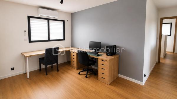 Dans un environnement résidentiel calme et recherché, découvrez cette villa contemporaine de 2023, offrant environ 180 m² habitables et se distinguant par la qualité de sa construction, le choix de ses matériaux et le soin apporté à chaque finition.

Dès l'entrée, la vaste pièce de vie baignée de lumière s'ouvre sur les terrasses et la piscine grâce à de grandes baies vitrées à galandage. La cuisine ouverte avec îlot central s'intègre parfaitement à cet espace convivial.

Le rez-de-chaussée accueille également une suite avec salle d'eau, WC et accès indépendant, idéale pour recevoir, exercer une profession libérale ou créer un espace autonome. Un WC indépendant, un cellier, une buanderie indépendante et un grand garage complètent ce niveau.

À l'étage, un vaste espace bureau lumineux, facilement transformable en chambre supplémentaire, dessert une suite parentale avec dressing, salle d'eau, WC et terrasse privative offrant un agréable aperçu mer. Deux belles chambres, une spacieuse salle de bains avec douche, baignoire et fenêtre, ainsi qu'un second WC indépendant complètent l'ensemble.

À l'extérieur, les terrasses, la piscine carrelée, les stationnements privatifs et le jardin offrent un cadre de vie agréable, pensé pour profiter pleinement des beaux jours.

Chaque espace a été pensé avec exigence, en privilégiant des matériaux de qualité et des équipements actuels : climatisation réversible, menuiseries aluminium, baies vitrées à galandage, carrelage grand format intérieur et extérieur, vide sanitaire, borne de recharge pour véhicule électrique et matériaux soigneusement sélectionnés.

Les aménagements extérieurs sont actuellement en cours de finalisation. Certaines photographies présentent des projections d'aménagement réalisées au plus près du projet prévu afin de permettre de se projeter dans le rendu final. Ces visuels sont présentés à titre indicatif et ne sont pas contractuels.

Pensée pour une vie de famille confortable, cette villa séduira également les acquéreurs recherchant un bien récent, sans travaux, aux prestations actuelles.