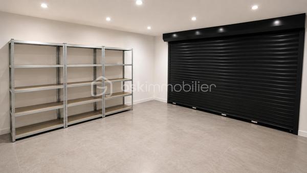 Dans un environnement résidentiel calme et recherché, découvrez cette villa contemporaine de 2023, offrant environ 180 m² habitables et se distinguant par la qualité de sa construction, le choix de ses matériaux et le soin apporté à chaque finition.

Dès l'entrée, la vaste pièce de vie baignée de lumière s'ouvre sur les terrasses et la piscine grâce à de grandes baies vitrées à galandage. La cuisine ouverte avec îlot central s'intègre parfaitement à cet espace convivial.

Le rez-de-chaussée accueille également une suite avec salle d'eau, WC et accès indépendant, idéale pour recevoir, exercer une profession libérale ou créer un espace autonome. Un WC indépendant, un cellier, une buanderie indépendante et un grand garage complètent ce niveau.

À l'étage, un vaste espace bureau lumineux, facilement transformable en chambre supplémentaire, dessert une suite parentale avec dressing, salle d'eau, WC et terrasse privative offrant un agréable aperçu mer. Deux belles chambres, une spacieuse salle de bains avec douche, baignoire et fenêtre, ainsi qu'un second WC indépendant complètent l'ensemble.

À l'extérieur, les terrasses, la piscine carrelée, les stationnements privatifs et le jardin offrent un cadre de vie agréable, pensé pour profiter pleinement des beaux jours.

Chaque espace a été pensé avec exigence, en privilégiant des matériaux de qualité et des équipements actuels : climatisation réversible, menuiseries aluminium, baies vitrées à galandage, carrelage grand format intérieur et extérieur, vide sanitaire, borne de recharge pour véhicule électrique et matériaux soigneusement sélectionnés.

Les aménagements extérieurs sont actuellement en cours de finalisation. Certaines photographies présentent des projections d'aménagement réalisées au plus près du projet prévu afin de permettre de se projeter dans le rendu final. Ces visuels sont présentés à titre indicatif et ne sont pas contractuels.

Pensée pour une vie de famille confortable, cette villa séduira également les acquéreurs recherchant un bien récent, sans travaux, aux prestations actuelles.
