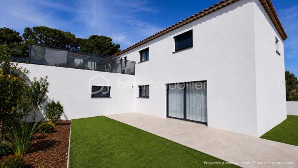 Dans un environnement résidentiel calme et recherché, découvrez cette villa contemporaine de 2023, offrant environ 180 m² habitables et se distinguant par la qualité de sa construction, le choix de ses matériaux et le soin apporté à chaque finition.

Dès l'entrée, la vaste pièce de vie baignée de lumière s'ouvre sur les terrasses et la piscine grâce à de grandes baies vitrées à galandage. La cuisine ouverte avec îlot central s'intègre parfaitement à cet espace convivial.

Le rez-de-chaussée accueille également une suite avec salle d'eau, WC et accès indépendant, idéale pour recevoir, exercer une profession libérale ou créer un espace autonome. Un WC indépendant, un cellier, une buanderie indépendante et un grand garage complètent ce niveau.

À l'étage, un vaste espace bureau lumineux, facilement transformable en chambre supplémentaire, dessert une suite parentale avec dressing, salle d'eau, WC et terrasse privative offrant un agréable aperçu mer. Deux belles chambres, une spacieuse salle de bains avec douche, baignoire et fenêtre, ainsi qu'un second WC indépendant complètent l'ensemble.

À l'extérieur, les terrasses, la piscine carrelée, les stationnements privatifs et le jardin offrent un cadre de vie agréable, pensé pour profiter pleinement des beaux jours.

Chaque espace a été pensé avec exigence, en privilégiant des matériaux de qualité et des équipements actuels : climatisation réversible, menuiseries aluminium, baies vitrées à galandage, carrelage grand format intérieur et extérieur, vide sanitaire, borne de recharge pour véhicule électrique et matériaux soigneusement sélectionnés.

Les aménagements extérieurs sont actuellement en cours de finalisation. Certaines photographies présentent des projections d'aménagement réalisées au plus près du projet prévu afin de permettre de se projeter dans le rendu final. Ces visuels sont présentés à titre indicatif et ne sont pas contractuels.

Pensée pour une vie de famille confortable, cette villa séduira également les acquéreurs recherchant un bien récent, sans travaux, aux prestations actuelles.