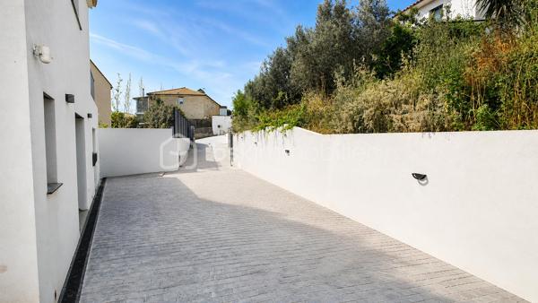 Dans un environnement résidentiel calme et recherché, découvrez cette villa contemporaine de 2023, offrant environ 180 m² habitables et se distinguant par la qualité de sa construction, le choix de ses matériaux et le soin apporté à chaque finition.

Dès l'entrée, la vaste pièce de vie baignée de lumière s'ouvre sur les terrasses et la piscine grâce à de grandes baies vitrées à galandage. La cuisine ouverte avec îlot central s'intègre parfaitement à cet espace convivial.

Le rez-de-chaussée accueille également une suite avec salle d'eau, WC et accès indépendant, idéale pour recevoir, exercer une profession libérale ou créer un espace autonome. Un WC indépendant, un cellier, une buanderie indépendante et un grand garage complètent ce niveau.

À l'étage, un vaste espace bureau lumineux, facilement transformable en chambre supplémentaire, dessert une suite parentale avec dressing, salle d'eau, WC et terrasse privative offrant un agréable aperçu mer. Deux belles chambres, une spacieuse salle de bains avec douche, baignoire et fenêtre, ainsi qu'un second WC indépendant complètent l'ensemble.

À l'extérieur, les terrasses, la piscine carrelée, les stationnements privatifs et le jardin offrent un cadre de vie agréable, pensé pour profiter pleinement des beaux jours.

Chaque espace a été pensé avec exigence, en privilégiant des matériaux de qualité et des équipements actuels : climatisation réversible, menuiseries aluminium, baies vitrées à galandage, carrelage grand format intérieur et extérieur, vide sanitaire, borne de recharge pour véhicule électrique et matériaux soigneusement sélectionnés.

Les aménagements extérieurs sont actuellement en cours de finalisation. Certaines photographies présentent des projections d'aménagement réalisées au plus près du projet prévu afin de permettre de se projeter dans le rendu final. Ces visuels sont présentés à titre indicatif et ne sont pas contractuels.

Pensée pour une vie de famille confortable, cette villa séduira également les acquéreurs recherchant un bien récent, sans travaux, aux prestations actuelles.