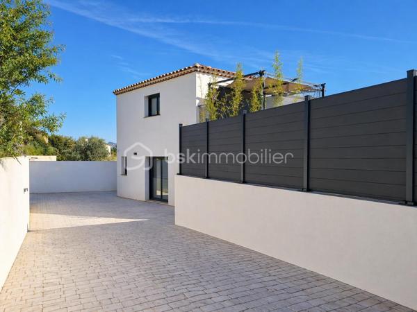 Dans un environnement résidentiel calme et recherché, découvrez cette villa contemporaine de 2023, offrant environ 180 m² habitables et se distinguant par la qualité de sa construction, le choix de ses matériaux et le soin apporté à chaque finition.

Dès l'entrée, la vaste pièce de vie baignée de lumière s'ouvre sur les terrasses et la piscine grâce à de grandes baies vitrées à galandage. La cuisine ouverte avec îlot central s'intègre parfaitement à cet espace convivial.

Le rez-de-chaussée accueille également une suite avec salle d'eau, WC et accès indépendant, idéale pour recevoir, exercer une profession libérale ou créer un espace autonome. Un WC indépendant, un cellier, une buanderie indépendante et un grand garage complètent ce niveau.

À l'étage, un vaste espace bureau lumineux, facilement transformable en chambre supplémentaire, dessert une suite parentale avec dressing, salle d'eau, WC et terrasse privative offrant un agréable aperçu mer. Deux belles chambres, une spacieuse salle de bains avec douche, baignoire et fenêtre, ainsi qu'un second WC indépendant complètent l'ensemble.

À l'extérieur, les terrasses, la piscine carrelée, les stationnements privatifs et le jardin offrent un cadre de vie agréable, pensé pour profiter pleinement des beaux jours.

Chaque espace a été pensé avec exigence, en privilégiant des matériaux de qualité et des équipements actuels : climatisation réversible, menuiseries aluminium, baies vitrées à galandage, carrelage grand format intérieur et extérieur, vide sanitaire, borne de recharge pour véhicule électrique et matériaux soigneusement sélectionnés.

Les aménagements extérieurs sont actuellement en cours de finalisation. Certaines photographies présentent des projections d'aménagement réalisées au plus près du projet prévu afin de permettre de se projeter dans le rendu final. Ces visuels sont présentés à titre indicatif et ne sont pas contractuels.

Pensée pour une vie de famille confortable, cette villa séduira également les acquéreurs recherchant un bien récent, sans travaux, aux prestations actuelles.