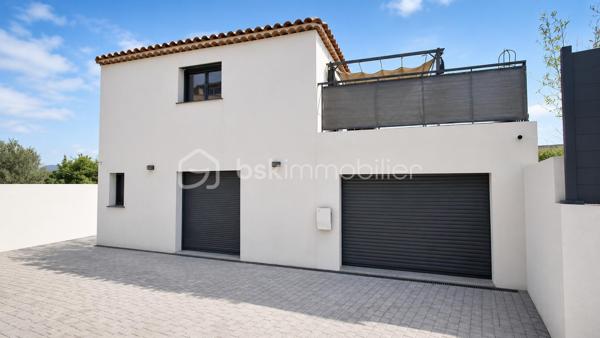 Dans un environnement résidentiel calme et recherché, découvrez cette villa contemporaine de 2023, offrant environ 180 m² habitables et se distinguant par la qualité de sa construction, le choix de ses matériaux et le soin apporté à chaque finition.

Dès l'entrée, la vaste pièce de vie baignée de lumière s'ouvre sur les terrasses et la piscine grâce à de grandes baies vitrées à galandage. La cuisine ouverte avec îlot central s'intègre parfaitement à cet espace convivial.

Le rez-de-chaussée accueille également une suite avec salle d'eau, WC et accès indépendant, idéale pour recevoir, exercer une profession libérale ou créer un espace autonome. Un WC indépendant, un cellier, une buanderie indépendante et un grand garage complètent ce niveau.

À l'étage, un vaste espace bureau lumineux, facilement transformable en chambre supplémentaire, dessert une suite parentale avec dressing, salle d'eau, WC et terrasse privative offrant un agréable aperçu mer. Deux belles chambres, une spacieuse salle de bains avec douche, baignoire et fenêtre, ainsi qu'un second WC indépendant complètent l'ensemble.

À l'extérieur, les terrasses, la piscine carrelée, les stationnements privatifs et le jardin offrent un cadre de vie agréable, pensé pour profiter pleinement des beaux jours.

Chaque espace a été pensé avec exigence, en privilégiant des matériaux de qualité et des équipements actuels : climatisation réversible, menuiseries aluminium, baies vitrées à galandage, carrelage grand format intérieur et extérieur, vide sanitaire, borne de recharge pour véhicule électrique et matériaux soigneusement sélectionnés.

Les aménagements extérieurs sont actuellement en cours de finalisation. Certaines photographies présentent des projections d'aménagement réalisées au plus près du projet prévu afin de permettre de se projeter dans le rendu final. Ces visuels sont présentés à titre indicatif et ne sont pas contractuels.

Pensée pour une vie de famille confortable, cette villa séduira également les acquéreurs recherchant un bien récent, sans travaux, aux prestations actuelles.
