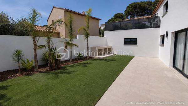 Dans un environnement résidentiel calme et recherché, découvrez cette villa contemporaine de 2023, offrant environ 180 m² habitables et se distinguant par la qualité de sa construction, le choix de ses matériaux et le soin apporté à chaque finition.

Dès l'entrée, la vaste pièce de vie baignée de lumière s'ouvre sur les terrasses et la piscine grâce à de grandes baies vitrées à galandage. La cuisine ouverte avec îlot central s'intègre parfaitement à cet espace convivial.

Le rez-de-chaussée accueille également une suite avec salle d'eau, WC et accès indépendant, idéale pour recevoir, exercer une profession libérale ou créer un espace autonome. Un WC indépendant, un cellier, une buanderie indépendante et un grand garage complètent ce niveau.

À l'étage, un vaste espace bureau lumineux, facilement transformable en chambre supplémentaire, dessert une suite parentale avec dressing, salle d'eau, WC et terrasse privative offrant un agréable aperçu mer. Deux belles chambres, une spacieuse salle de bains avec douche, baignoire et fenêtre, ainsi qu'un second WC indépendant complètent l'ensemble.

À l'extérieur, les terrasses, la piscine carrelée, les stationnements privatifs et le jardin offrent un cadre de vie agréable, pensé pour profiter pleinement des beaux jours.

Chaque espace a été pensé avec exigence, en privilégiant des matériaux de qualité et des équipements actuels : climatisation réversible, menuiseries aluminium, baies vitrées à galandage, carrelage grand format intérieur et extérieur, vide sanitaire, borne de recharge pour véhicule électrique et matériaux soigneusement sélectionnés.

Les aménagements extérieurs sont actuellement en cours de finalisation. Certaines photographies présentent des projections d'aménagement réalisées au plus près du projet prévu afin de permettre de se projeter dans le rendu final. Ces visuels sont présentés à titre indicatif et ne sont pas contractuels.

Pensée pour une vie de famille confortable, cette villa séduira également les acquéreurs recherchant un bien récent, sans travaux, aux prestations actuelles.