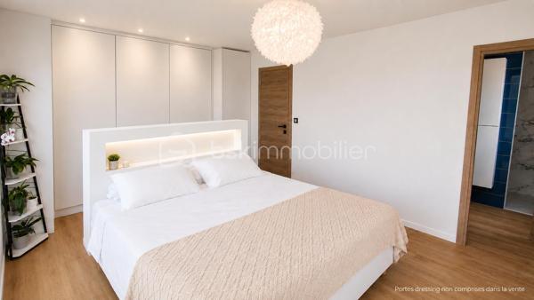 Dans un environnement résidentiel calme et recherché, découvrez cette villa contemporaine de 2023, offrant environ 180 m² habitables et se distinguant par la qualité de sa construction, le choix de ses matériaux et le soin apporté à chaque finition.

Dès l'entrée, la vaste pièce de vie baignée de lumière s'ouvre sur les terrasses et la piscine grâce à de grandes baies vitrées à galandage. La cuisine ouverte avec îlot central s'intègre parfaitement à cet espace convivial.

Le rez-de-chaussée accueille également une suite avec salle d'eau, WC et accès indépendant, idéale pour recevoir, exercer une profession libérale ou créer un espace autonome. Un WC indépendant, un cellier, une buanderie indépendante et un grand garage complètent ce niveau.

À l'étage, un vaste espace bureau lumineux, facilement transformable en chambre supplémentaire, dessert une suite parentale avec dressing, salle d'eau, WC et terrasse privative offrant un agréable aperçu mer. Deux belles chambres, une spacieuse salle de bains avec douche, baignoire et fenêtre, ainsi qu'un second WC indépendant complètent l'ensemble.

À l'extérieur, les terrasses, la piscine carrelée, les stationnements privatifs et le jardin offrent un cadre de vie agréable, pensé pour profiter pleinement des beaux jours.

Chaque espace a été pensé avec exigence, en privilégiant des matériaux de qualité et des équipements actuels : climatisation réversible, menuiseries aluminium, baies vitrées à galandage, carrelage grand format intérieur et extérieur, vide sanitaire, borne de recharge pour véhicule électrique et matériaux soigneusement sélectionnés.

Les aménagements extérieurs sont actuellement en cours de finalisation. Certaines photographies présentent des projections d'aménagement réalisées au plus près du projet prévu afin de permettre de se projeter dans le rendu final. Ces visuels sont présentés à titre indicatif et ne sont pas contractuels.

Pensée pour une vie de famille confortable, cette villa séduira également les acquéreurs recherchant un bien récent, sans travaux, aux prestations actuelles.