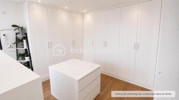 Dans un environnement résidentiel calme et recherché, découvrez cette villa contemporaine de 2023, offrant environ 180 m² habitables et se distinguant par la qualité de sa construction, le choix de ses matériaux et le soin apporté à chaque finition.

Dès l'entrée, la vaste pièce de vie baignée de lumière s'ouvre sur les terrasses et la piscine grâce à de grandes baies vitrées à galandage. La cuisine ouverte avec îlot central s'intègre parfaitement à cet espace convivial.

Le rez-de-chaussée accueille également une suite avec salle d'eau, WC et accès indépendant, idéale pour recevoir, exercer une profession libérale ou créer un espace autonome. Un WC indépendant, un cellier, une buanderie indépendante et un grand garage complètent ce niveau.

À l'étage, un vaste espace bureau lumineux, facilement transformable en chambre supplémentaire, dessert une suite parentale avec dressing, salle d'eau, WC et terrasse privative offrant un agréable aperçu mer. Deux belles chambres, une spacieuse salle de bains avec douche, baignoire et fenêtre, ainsi qu'un second WC indépendant complètent l'ensemble.

À l'extérieur, les terrasses, la piscine carrelée, les stationnements privatifs et le jardin offrent un cadre de vie agréable, pensé pour profiter pleinement des beaux jours.

Chaque espace a été pensé avec exigence, en privilégiant des matériaux de qualité et des équipements actuels : climatisation réversible, menuiseries aluminium, baies vitrées à galandage, carrelage grand format intérieur et extérieur, vide sanitaire, borne de recharge pour véhicule électrique et matériaux soigneusement sélectionnés.

Les aménagements extérieurs sont actuellement en cours de finalisation. Certaines photographies présentent des projections d'aménagement réalisées au plus près du projet prévu afin de permettre de se projeter dans le rendu final. Ces visuels sont présentés à titre indicatif et ne sont pas contractuels.

Pensée pour une vie de famille confortable, cette villa séduira également les acquéreurs recherchant un bien récent, sans travaux, aux prestations actuelles.