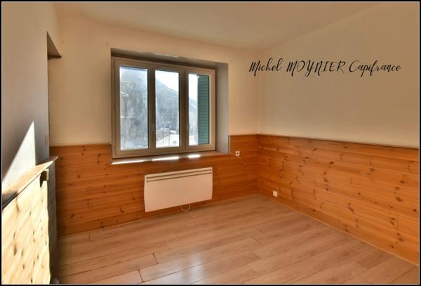 L’Argentière-la-Bessée centre : maison 5 pièces avec cave, combles et jardinet