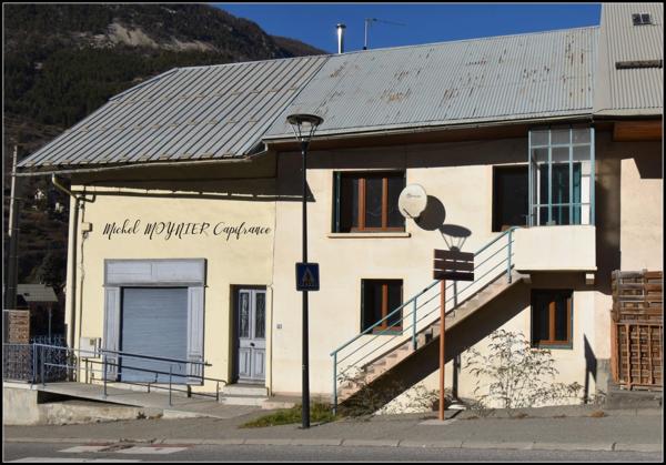 L’Argentière-la-Bessée centre : maison 5 pièces avec cave, combles et jardinet