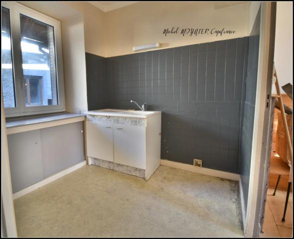 L’Argentière-la-Bessée centre : maison 5 pièces avec cave, combles et jardinet
