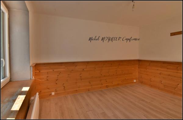 L’Argentière-la-Bessée centre : maison 5 pièces avec cave, combles et jardinet